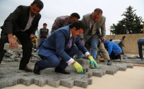 Başkan Ekinci İşçilerle Parke Taşı Döşedi‏