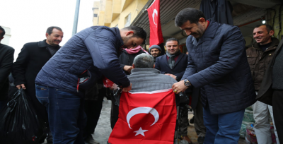 Başkan Ekinci Türk Bayrağı Dağıttı