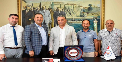 Başkan Yalçın`dan  Başkan Uysal`a Yılın Belediye Başkanı Ödülü