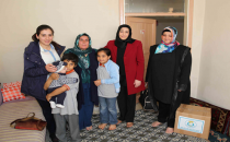 Bayan Demirkol, İhtiyaç Sahibi Ailelerin Yanında Oluyor