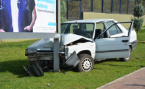 Bayan sürücü direksiyon hakimiyetini kaybetti