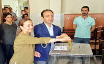 Baydemir eşiyle birlikte gelip oyunu kullandı