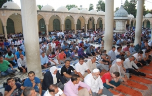 Bayram namazında camiler doldu taştı