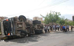 Beton mikseri kaza yaptı, elektrik direklerini devirdi
