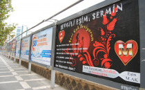 Billboarda özür dileyerek hatasının dile getirdi