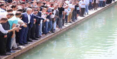 Binali Yıldırım Balıklıgöl'de Balıklara Yem Attı