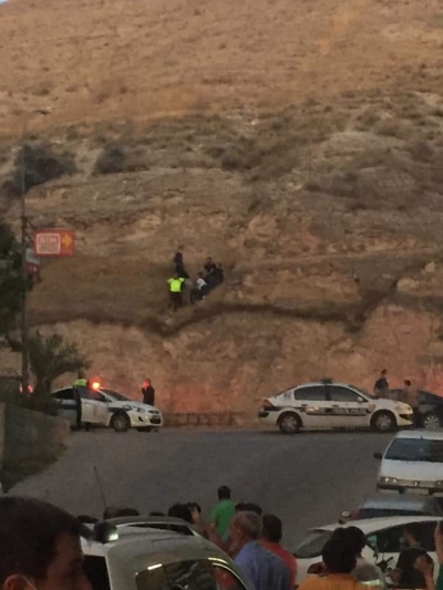 Birecik'te Bayrağı indirmeye çalışan şahıs gözaltına alındı