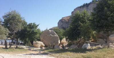 Birecik'te Dağdan Kopan Dev Kaya Parçası Kafenin Üzerine Düştü