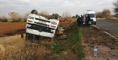 Birecik'te  Kontrolden Çıktı Tır Takla Attı! 2 Yaralı