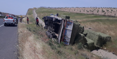 Birecik'te saman yüklü tır devrildi