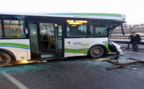 Büyükşehir otobüsü servis aracıyla çarpıştı