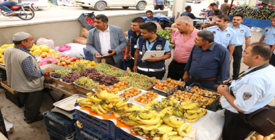 Büyükşehir Zabıtası, Pazarda Etiketleri Kontrol Etti