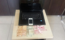 Çaldıkları eşyalarla birlikte yakalandılar