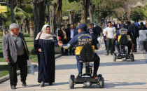 Circırlarla çiçek dağıttılar