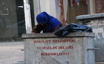 Çocuklarının, ihtiyaçlarını çöpten çıkarıyor