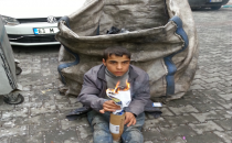 Çöp Toplayıcı Çocukların Soğukla Mücadelesi