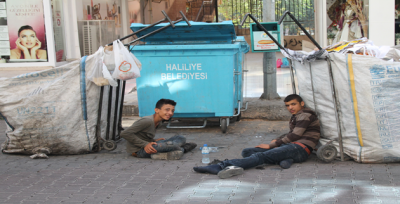 Çöplerden Atık Toplayarak Aile Bütçelerine Katkı Sağlıyorlar