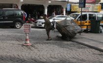 Çöplere, plastik toplayıcıların arabası eklendi