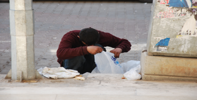 Çöpten Topladığı Ekmekleri Satarak Ailesinin Geçimini Sağlıyor