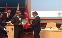 Davutoğlu İl Teşkilatına Plaket Verdi