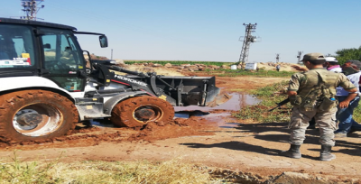 Denetim ekiplerine engel olmak için geçiş yolunu çamurla kapattılar