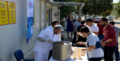 Dicle'den Müşterilerine Aşure İkramı