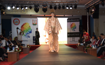 Didem Soydan Urfa'da  özel kıyafetleri taşıdı