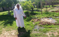 Diyaliz hastasının bahçesini rögar suyu bastı