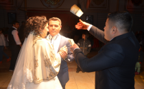 Düğünde dolarlar havada uçuştu