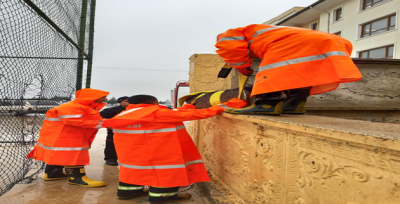 Düşen Merkep'i itfaiye Ekipleri Kurtardı