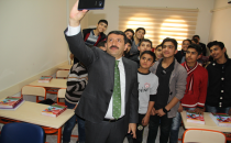 Ekinci, öğrencilerle selfi yaptı
