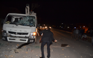 Elektriği kesilen mahalleli yolu trafiğe kapattı