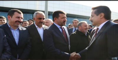 Eski Bakan Çelik, coşkuyla karşılandı . 