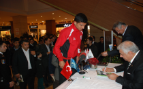 Eski futbolcular imza gününde buluştu