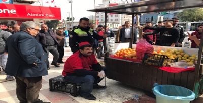 Esnaf Kendini Seyyar Arabasına Zincirleyip Üstüne Benzin Döktü.