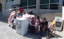 Eşyalarıyla Sosyal Yardımlaşma Önünde Bekliyorlar