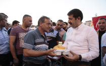 Eyyübiye Belediyesi Vatandaşlara Bayrak Ve Kumanya Dağıttı