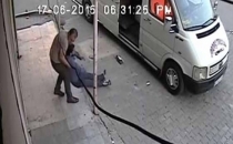 Fenalaşan Şahsı Duvar Kenarında Bıraktı