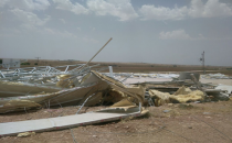 Fırtına elektrik direklerini devirdi