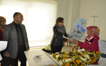 Genç annelere çiçekli kutlama