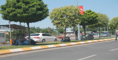 Hal Kapısında Evlerine Ekmek Götürmeye Çalışıyorlar