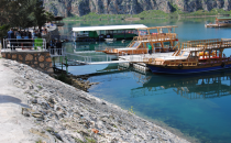 Halfeti'de Kıyı şeridinde kaçak eklentileri söktü