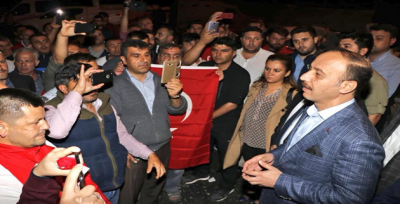 Halfeti'de Vatandaşlar Teröre Türk Bayraklarıyla Cevap Verdi