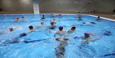 Haliliye'de Gençler Ücretsiz Yüzme Öğreniyor