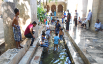 Hasan pasa avlusunda çocukların su keyfi