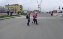 Haydi kızlar okula ama dikkatli geçin karşıya