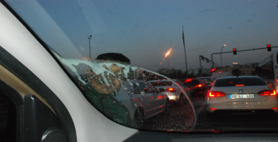 Hem Kendi Hayatlarını Hem De Sürücülerin Hayatını Tehlikeye Atıyorlar