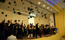 Hemşireler Mezuniyette Keplerini Fırlattı