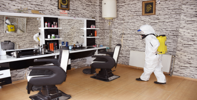 Hilvan'da 11 Mayıs öncesi berber ve kuaförler dezenfekte edildi