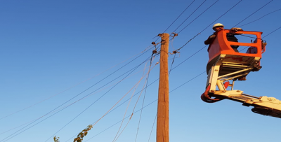 Hortumun Kopardığı İletkenleri Dicle Elektrik Ekipleri Yeniledi